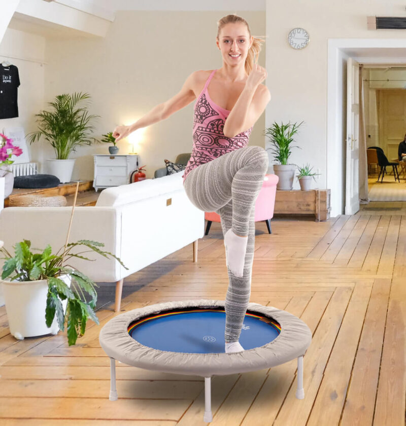 Workout zuhause einer jungen Frau auf einem Trampolin